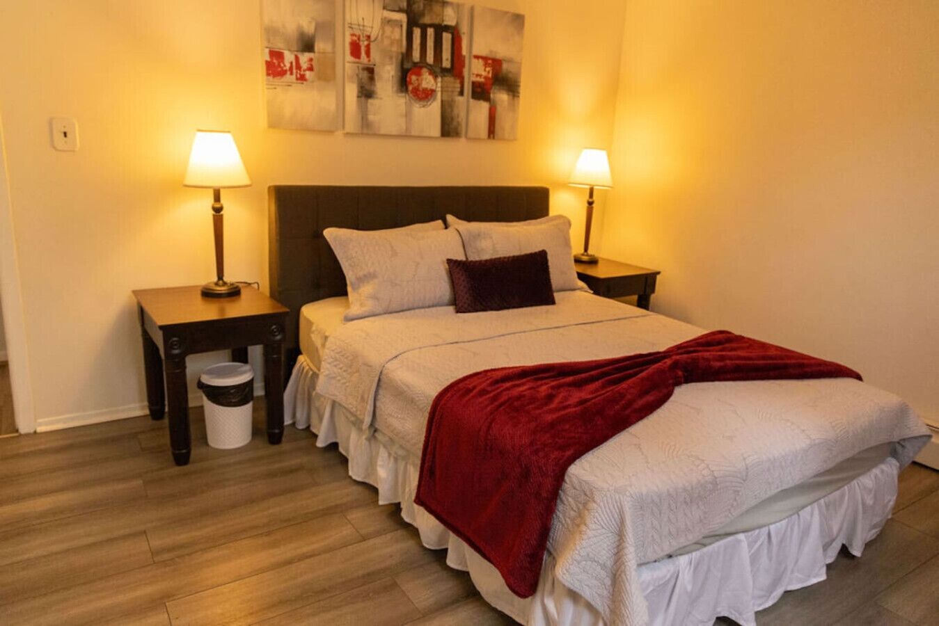 5 camere, una scrivania, Wi-Fi