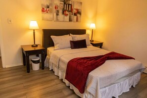 5 bedrooms, desk, WiFi