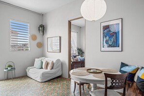 Deluxe Apartment | Ruang tamu | 32 inci televisyen skrin rata dengan kabel 
