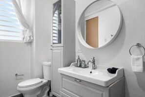 Deluxe huis | Badkamer | Een douche, handdoeken, zeep, shampoo