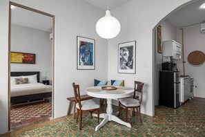 Deluxe House | Ruang tamu | 32 inci televisyen skrin rata dengan kabel 