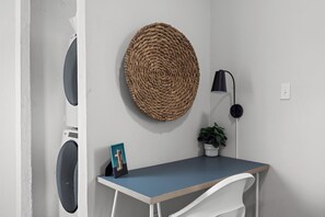 Apartment, Terrace | Ruang tamu | 32 inci televisyen skrin rata dengan kabel 