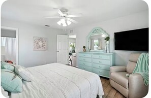 3 bedrooms, iron/ironing board, WiFi, bed sheets - Nice 3-2 house with AC, heated pool in Cape Coral, near downtown and marinas (Cape Coral)