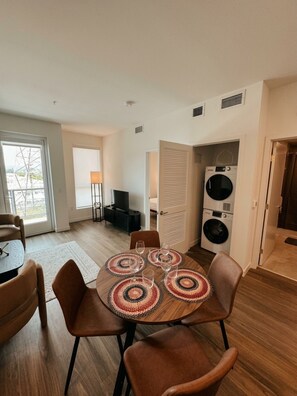 Dining - Monthly Stays 1BR Near CSUN w/ Free Parking & Laundry (Los Angeles)