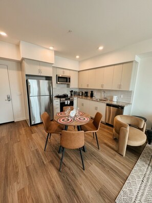 Private kitchen - Monthly Stays 1BR Near CSUN w/ Free Parking & Laundry (Los Angeles)