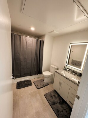 Hair dryer, towels, toilet paper - Monthly Stays 1BR Near CSUN w/ Free Parking & Laundry (Los Angeles)