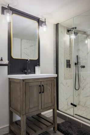 Shower, hair dryer, bidet, towels - Modern Jersey City Duplex with Laundry/ Access to PATH & NYC (Jersey City)