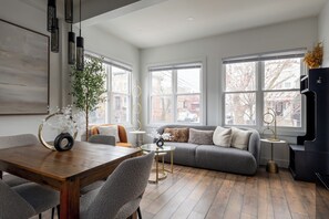TV - Modern Jersey City Duplex with Laundry/ Access to PATH & NYC (Jersey City)