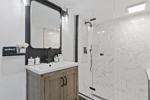 Shower, hair dryer, bidet, towels - Modern Jersey City Duplex with Laundry/ Access to PATH & NYC (Jersey City)