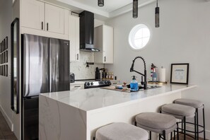 Microondas, horno, placa de cocina y lavavajillas
