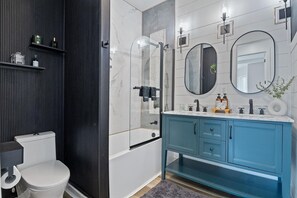 Shower, hair dryer, bidet, towels - Modern Jersey City Duplex with Laundry/ Access to PATH & NYC (Jersey City)
