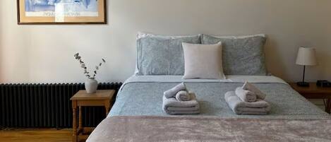 1 habitación, tabla de planchar con plancha, internet y ropa de cama