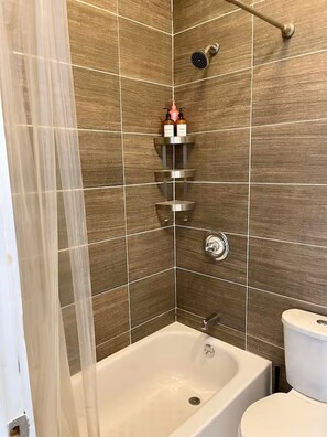Hair dryer, towels, soap, toilet paper - Brooklyn stylish studio apartment! (Brooklyn)