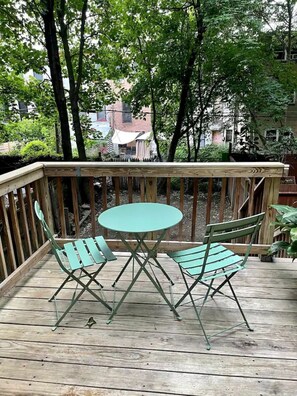 Outdoor dining - Brooklyn stylish studio apartment! (Brooklyn)