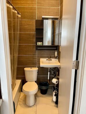 Hair dryer, towels, soap, toilet paper - Brooklyn stylish studio apartment! (Brooklyn)