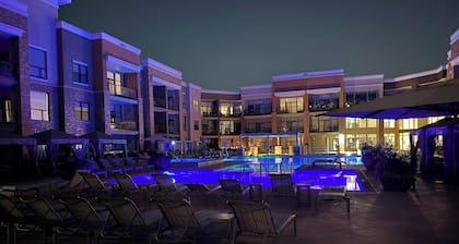 Beautiful Luxury Condo in the Heart of Overland Park