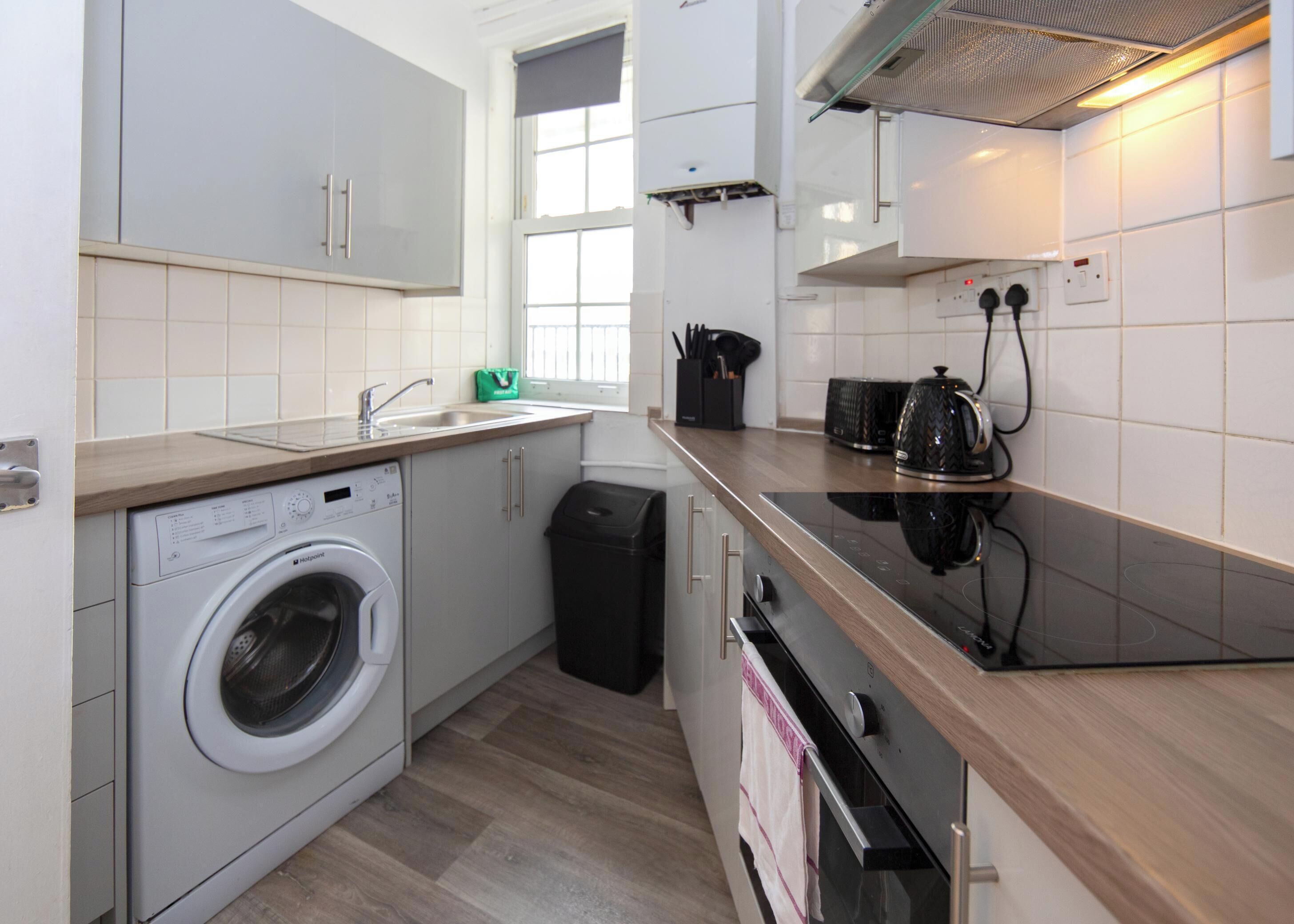Kühlschrank, Mikrowelle, Herdplatte, Toaster