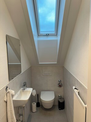 Haartrockner, Handtücher, Seife, Toilettenpapier