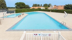 A swimming pool with a sign indicating a mandatory blue bracelet.