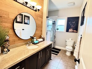 Hair dryer, towels, toilet paper - LUX 4 Bedroom, 2 Bath Modern Farmhouse - Bear Mountain, Victoria, BC - Sleeps 8 (Victoria)