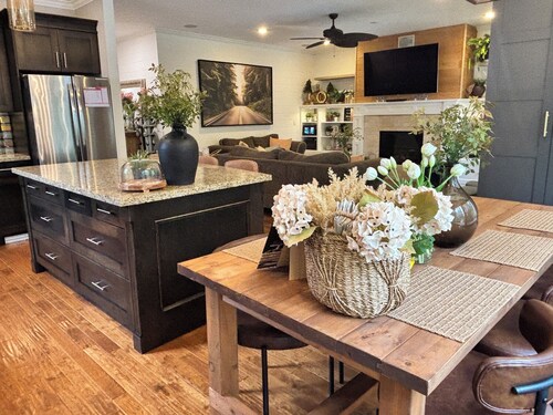 LUX 4 Bedroom, 2 Bath Modern Farmhouse - Bear Mountain, Victoria, BC - Sleeps 8