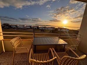 Outdoor dining - Sea view in the Meerzeitliebe Fehmarn (Fehmarn)