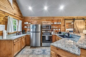 Fridge, microwave, oven, stovetop - FreeDollywoodTix•Golf•HotTub•A+Location•FirePit (Pigeon Forge)
