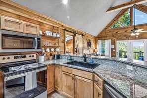 Fridge, microwave, oven, stovetop - FreeDollywoodTix•Golf•HotTub•A+Location•FirePit (Pigeon Forge)