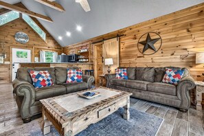 Smart TV, fireplace - FreeDollywoodTix•Golf•HotTub•A+Location•FirePit (Pigeon Forge)