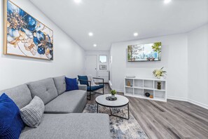 Interior - Relaxing Group Retreat Near Little Italy (Toronto)