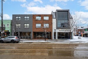 Interior - Steps to Little Italy - Spacious Group Apartment (Toronto)