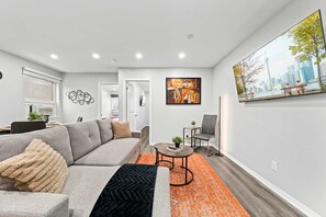 Interior - Steps to Little Italy - Spacious Group Apartment (Toronto)