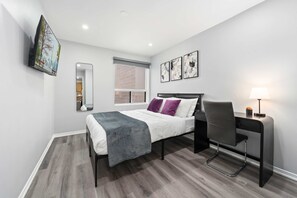 Interior - Steps to Little Italy - Spacious Group Apartment (Toronto)