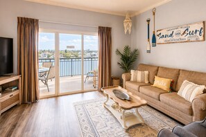 Smart TV, books - Waterfront Beach Condo With Pool & Jacuzzi (Treasure Island)
