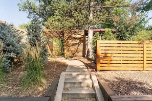 Property grounds - Cozy Townhome Steps from City Park - Pet-Friendly Monthly Stays (Denver)
