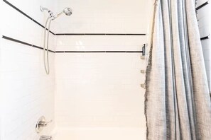 Bidet, toallas, jabón, papel higiénico