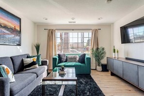Smart TV, fireplace, books, computer monitors - Modern Fremont Retreat 5BR 3BA Near Tesla and Meta (Fremont)