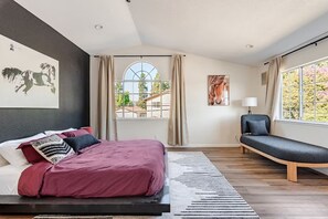 5 bedrooms, desk, iron/ironing board, travel cot - Modern Fremont Retreat 5BR 3BA Near Tesla and Meta (Fremont)