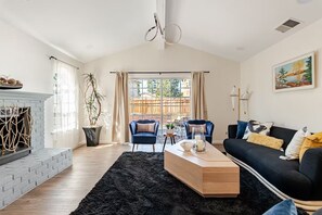 Smart TV, fireplace, books, computer monitors - Modern Fremont Retreat 5BR 3BA Near Tesla and Meta (Fremont)
