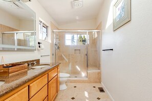 Dusche, Haartrockner, Bidet, Handtücher