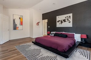 5 makuuhuonetta, työpöytä, silitysrauta/-lauta, vauvan matkasänky