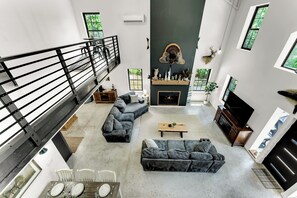 Smart TV, fireplace - The Wilderness Barndominium - Sleeps 12, Near Silver Dollar City and Table Rock (Reeds Spring)