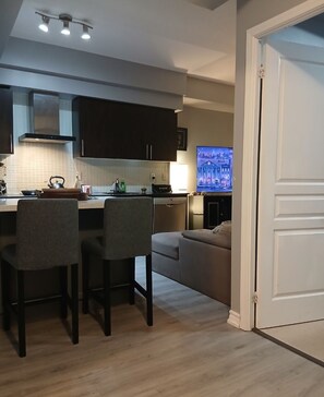 Interior - Modern 1 bedroom w/sleeps 4. Prime location across from CNE (Toronto)