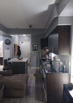 Private kitchen - Modern 1 bedroom w/sleeps 4. Prime location across from CNE (Toronto)