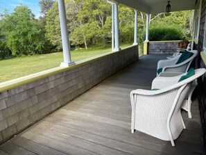 Terrace/patio - North Chatham Beachwalk -Spacious 6 bedroom walk to beach sprawling private yard (Chatham)