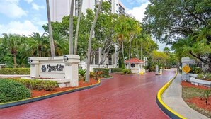 Property grounds - Spacious Apt In Sunny Isles BCH (Sunny Isles Beach)