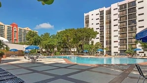 Pool - Spacious Apt In Sunny Isles BCH (Sunny Isles Beach)