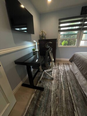 1 bedroom, iron/ironing board, internet, bed sheets - Modern Style Private Room with Adorable Backyard (Chula Vista)