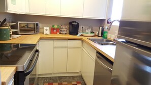 Private kitchen - Private Two-Bedroom Apartment with 4 beds in the heart of Downtown (Yellowknife)