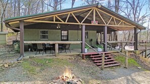 Outdoor dining - Lake Greeson Cabin •Water View, Walk to Water • Peaceful 3BR Retreat (Kirby)